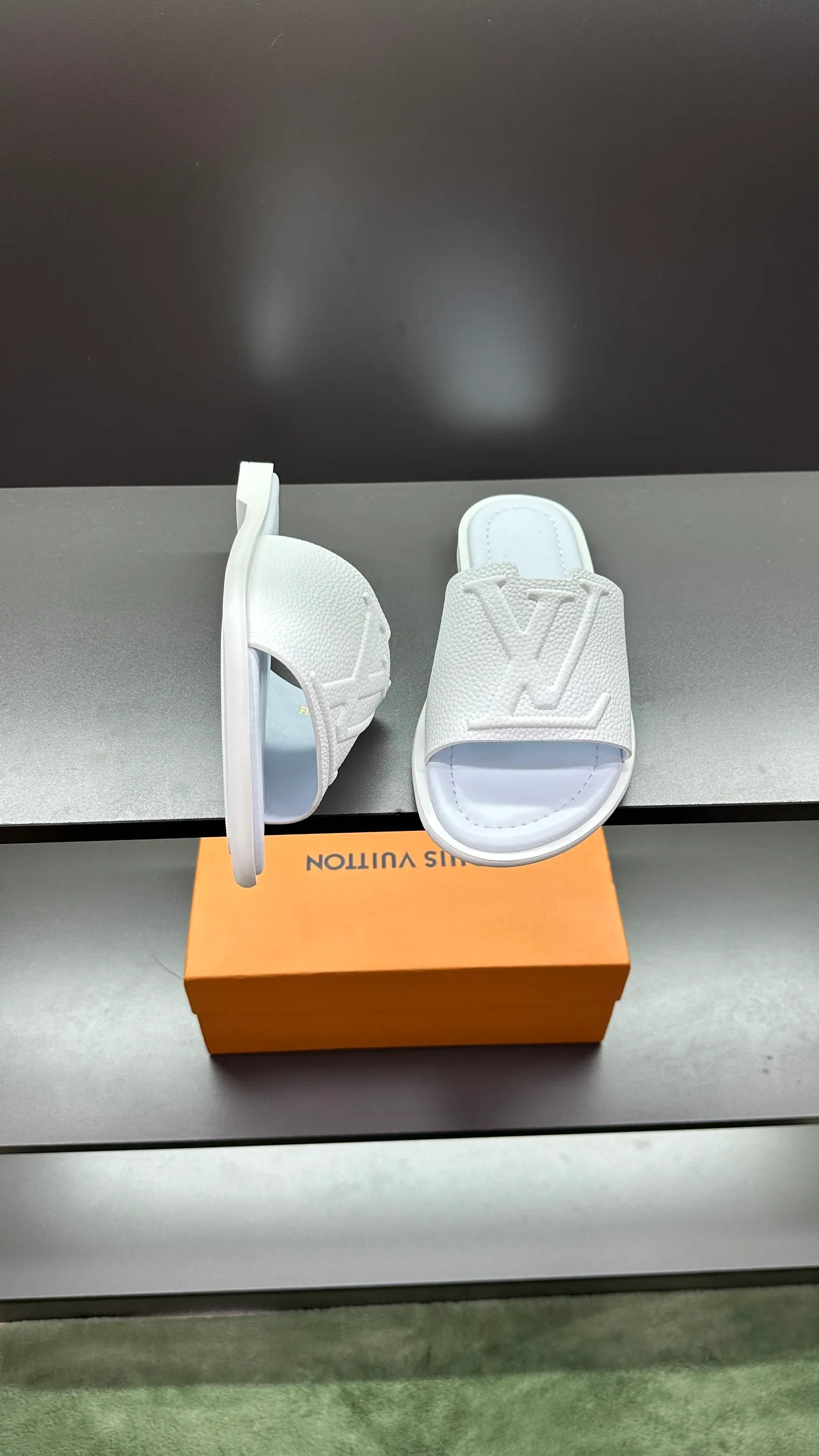 P280 🔍Top purchasing agent LV men's spring and summer slippers counter synchronized. The uppers are made of cowhide fabric imported from Italy, with logo graphics and high-quality craftsmanship. The soles are: original soles specially provided by the original factory. Exclusive molded soles are super comfortable. Original factory follow-up orders. 🔍🔍High quality. You can enter and exit the counter at will. Welcome to compare. Size 38-45